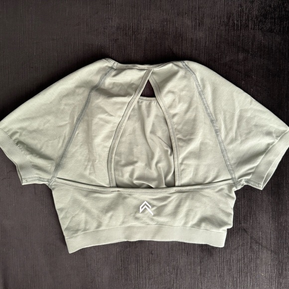 ONER ACTIVE EFFORTLESS SEAMLESS SHORT SLEEVE CROP TOP IN SAGE SIZE XS - Picture 3 of 4